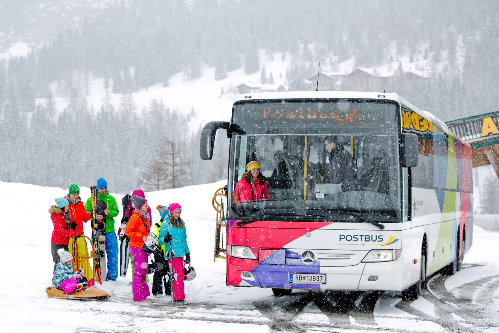 Bild mit Kindern die vom Skifahren in denn Bus einsteigen