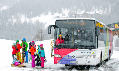 Bild mit Kindern die vom Skifahren in denn Bus einsteigen