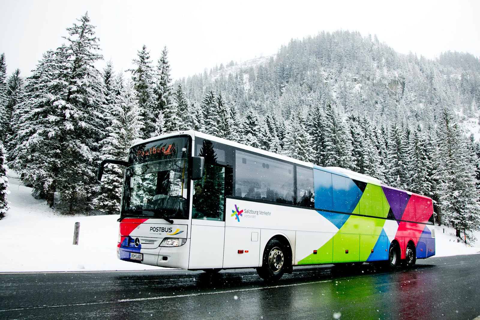 Salzburg Verkehr Bus ist im Winter auf der Freilandstraße unterwegs