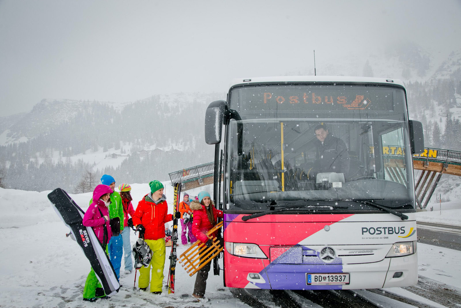 Bus mit einsteigenden Skifahrern