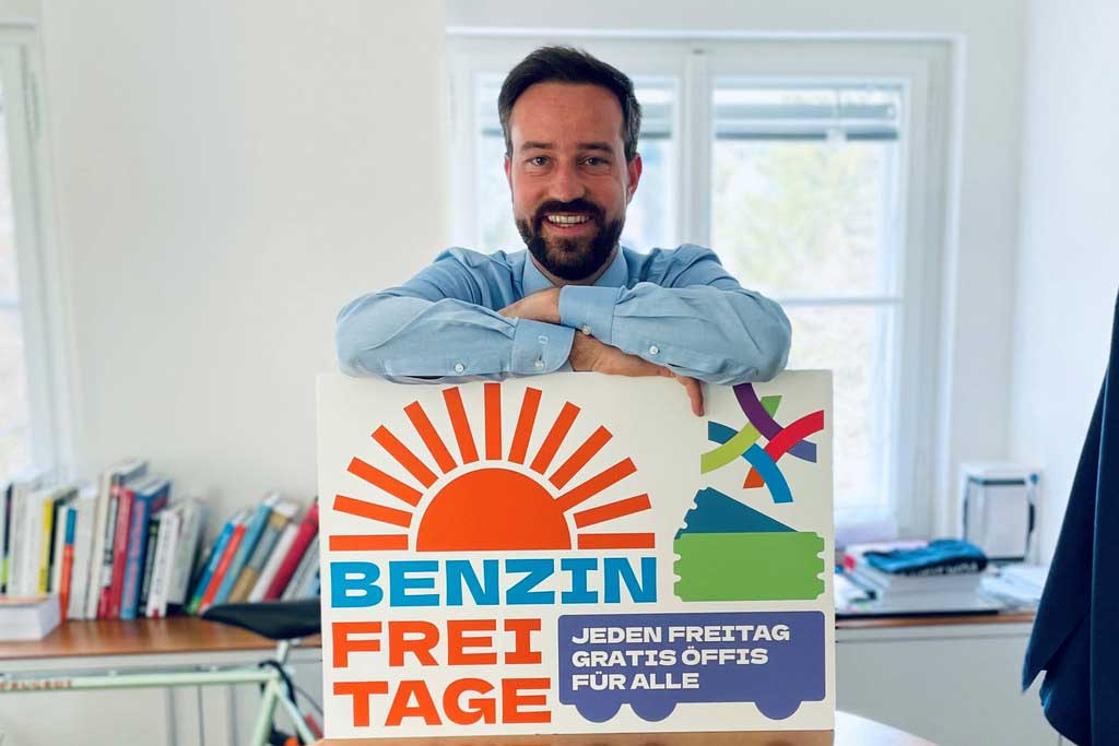 Landesrat Stefan Schnöll mit Werbetafel für die Benzinfreitage