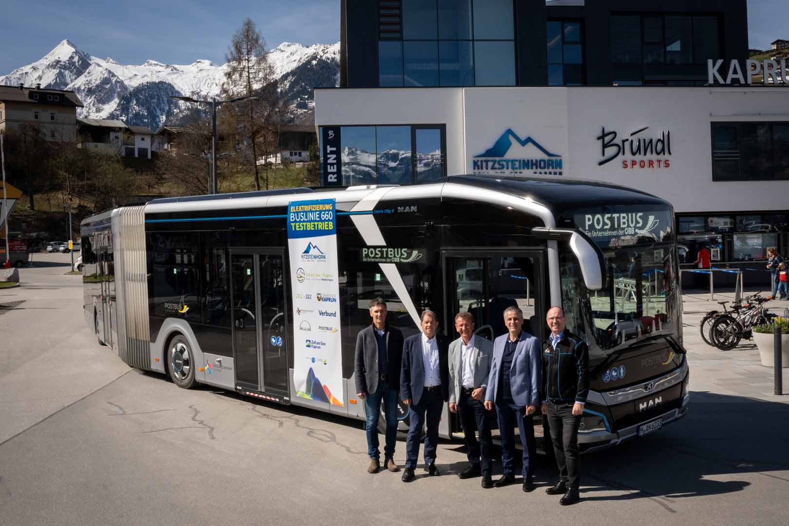 CO2 neutraler E-Bus vor dem Kitzsteinhorn und fünf Personen davor
