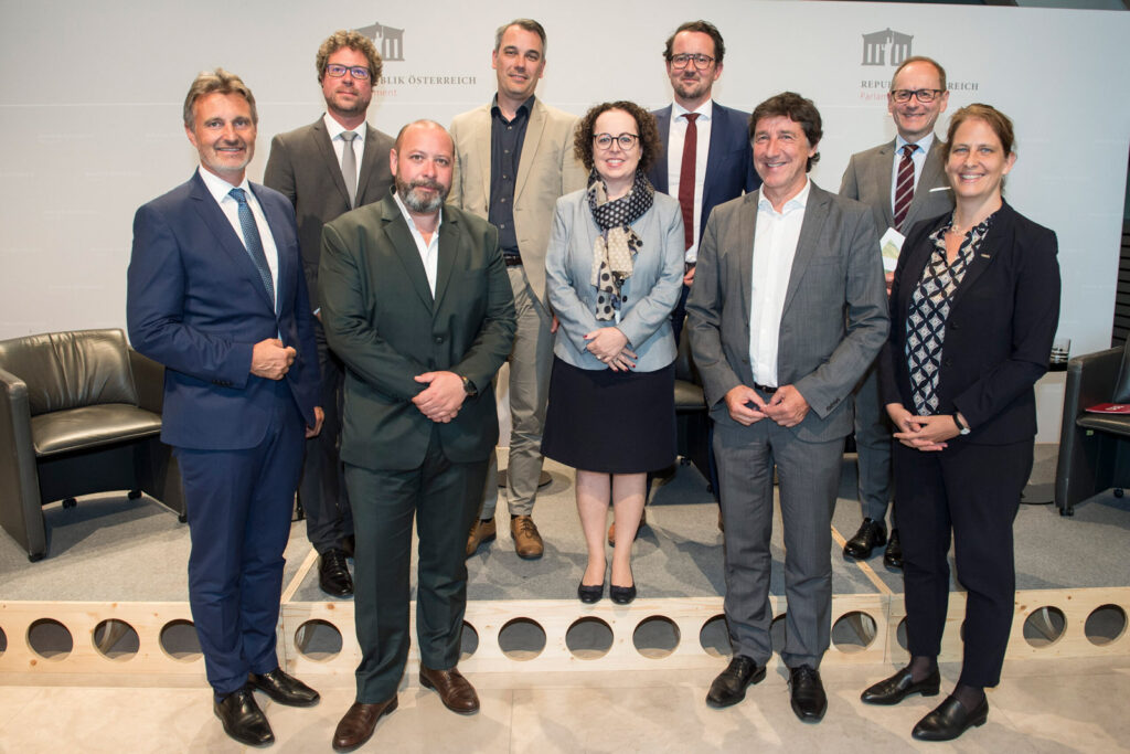 Von links: ARGE ÖVV Präsidiumsmitglied Wolfgang Schroll, Mobilitätsverbünde Österreich Geschäftsleiter Alexander Klein, Vorstandsdirektor Mobilität und Freizeit der Holding Graz Mark Perz, Mobilitätsverbünde Österreich Präsidiumsmitglied Christian Hildebrand, Bundesratspräsidentin Christine Schwarz-Fuchs, VAO Geschäftsführer Stefan Mayr, Nationalratsabgeordneter Johannes Margreiter, Moderator Gerald Gross, Vorstandsmitglied ÖBB-Persohnenverkehr AG Sabine Stock