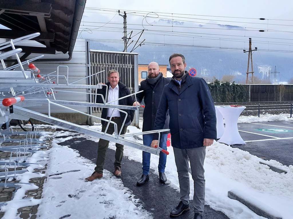 LR Stefan Schnöll, Bgm. Thomas Freylinger und Werner König von der ÖBB-Immobilien GmbH beim neuen P&R-Platz in Kuchl.