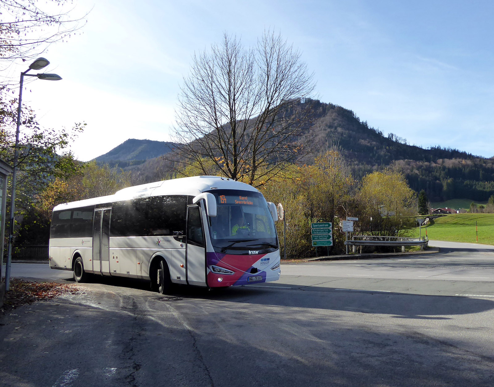 und-schon-kommt-der-bus-153-im-verlaesslichen-takt-zur-haltestelle-ebenau-ortsmitte