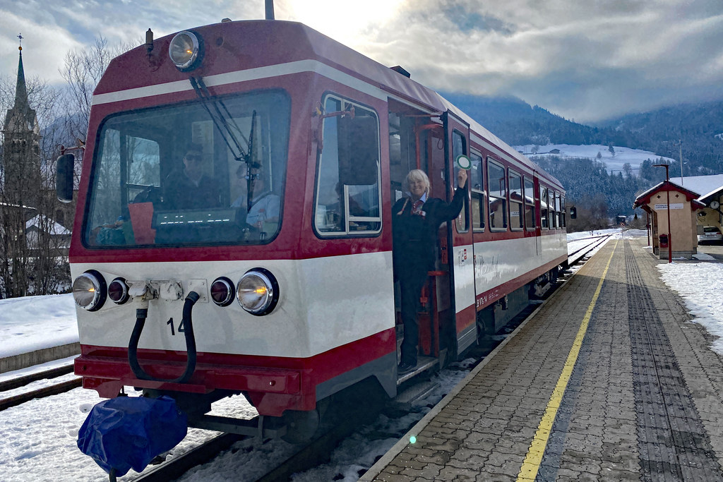 Pinzgauer Lokalbahn mit Schaffnerin