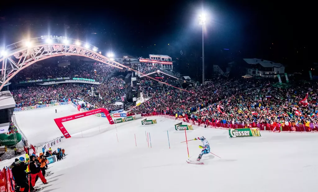 Abfahrt beim Nachtslalom in Schladming