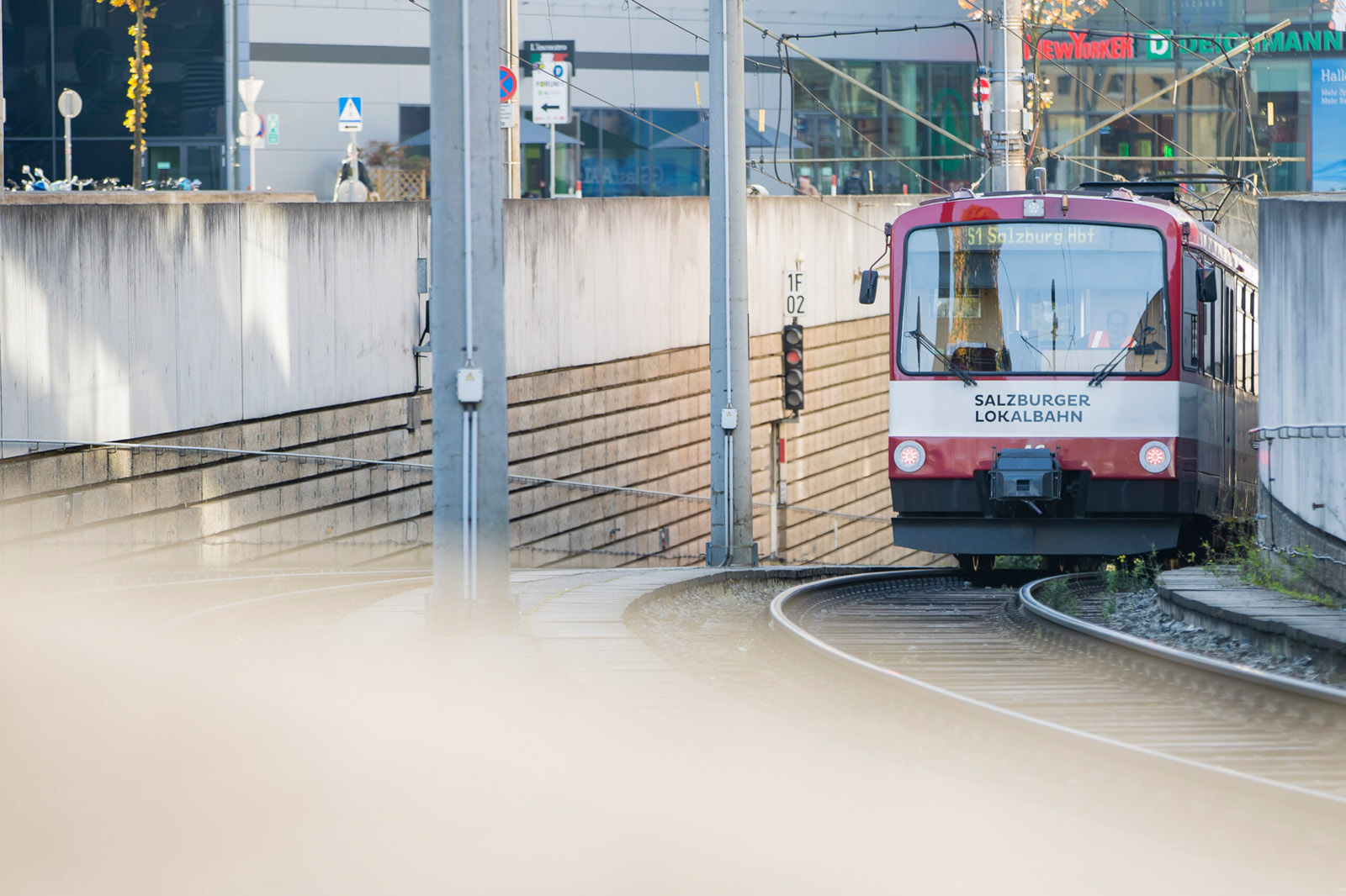 Bild Salzburger Lokalbahn Ausfahrt von Salzburg Hauptbahnhof.