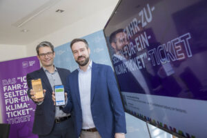 Neu App des Salzburger Verkehrsverbunds macht das Öffi-Fahren einfacher "Zum Bestpreis mit Bus und Bahn unterwegs" im Bild: Johannes Gfrerer (Salzburger Verkehrsverbund) und Landesrat Stefan Schnöll