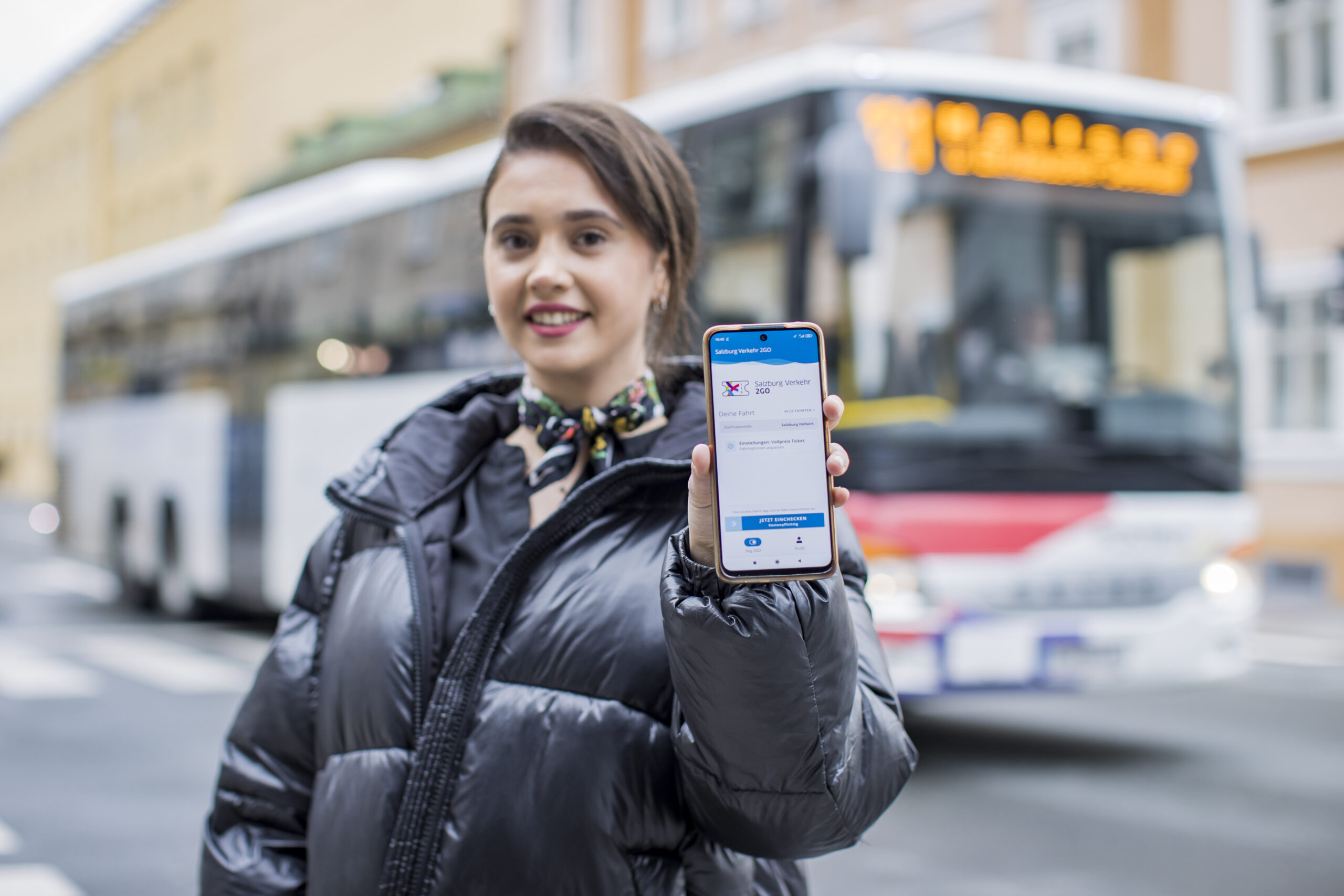 Dame zeigt Salzburg Verkehr 2GO-App