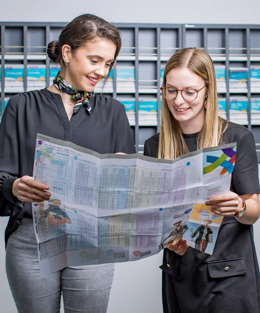 Mitarbeiterin zeigt Fahrplan