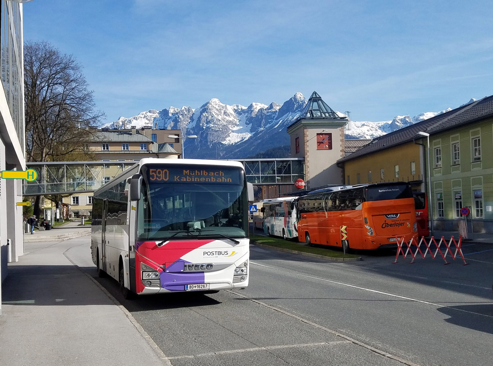 Bus 590 steht bei Mühlbach