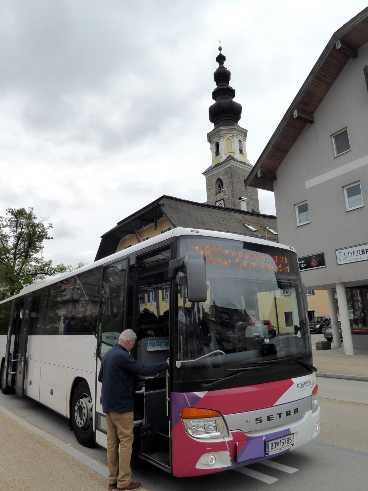 puenktlich-faehrt-der-bus-140-zur-haltestelle-thalgau-ortsmitte