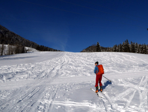 der-beginn-der-skitour-folgt-der-familienabfahrt-am-pistenrand