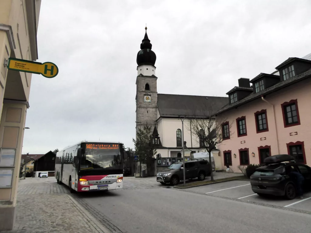 die-haltestelle-fuer-die-rueckfahrt-liegt-strategisch-guenstig-in-der-ortsmitte-seekirchen