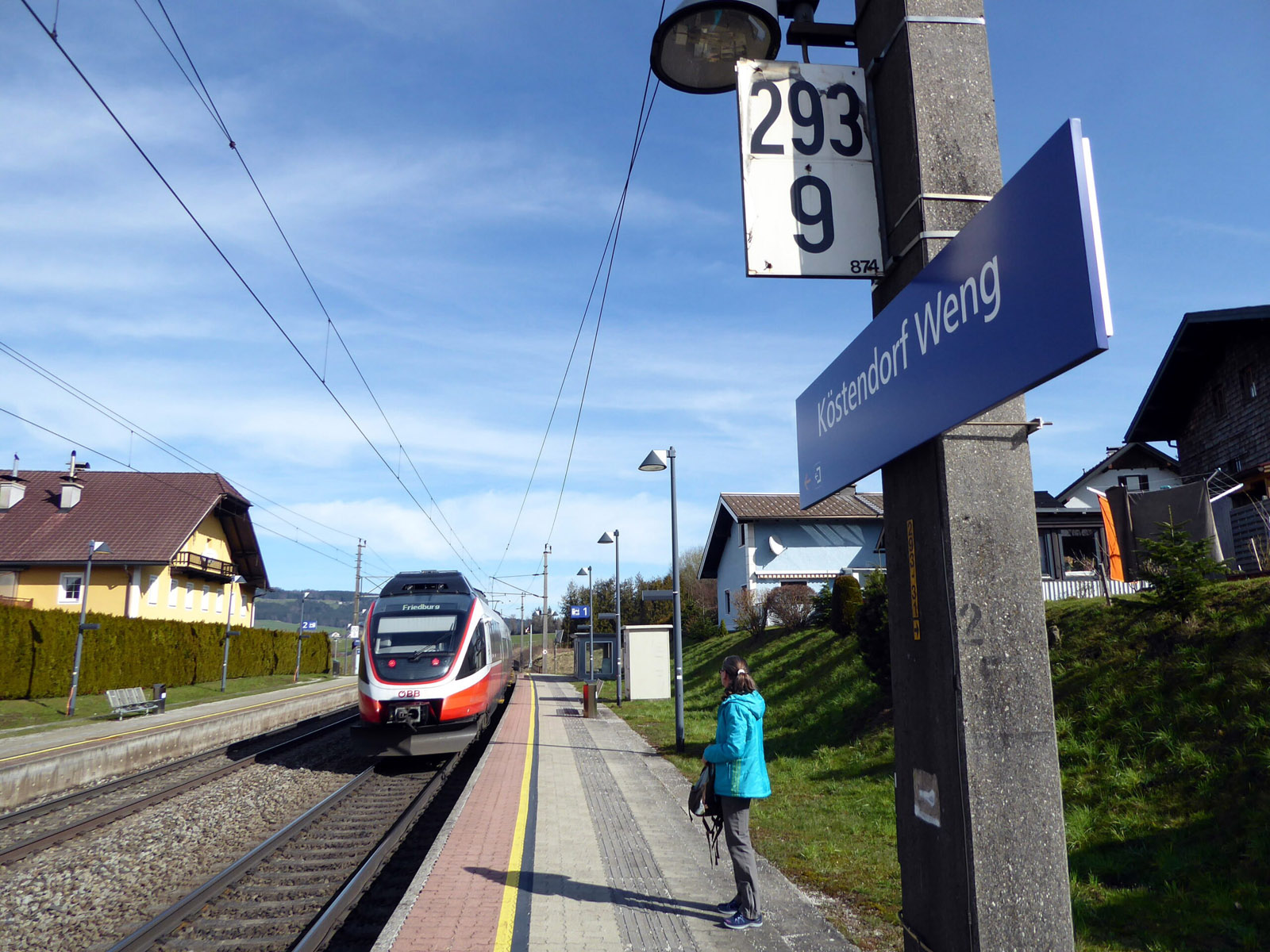 Die Haltestelle Köstendorf-Weng an der Westbahnstrecke