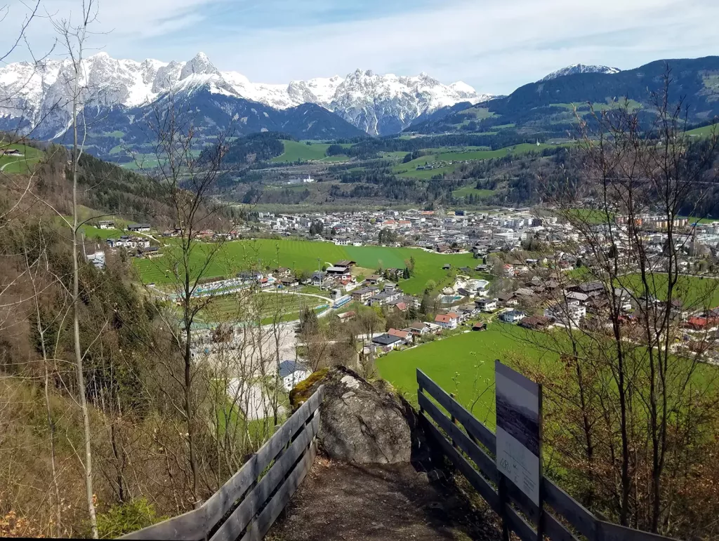 von-der-burgruine-oeffnet-sich-ein-weiter-blick-auf-bischofshofen-und-das-tennengebirge