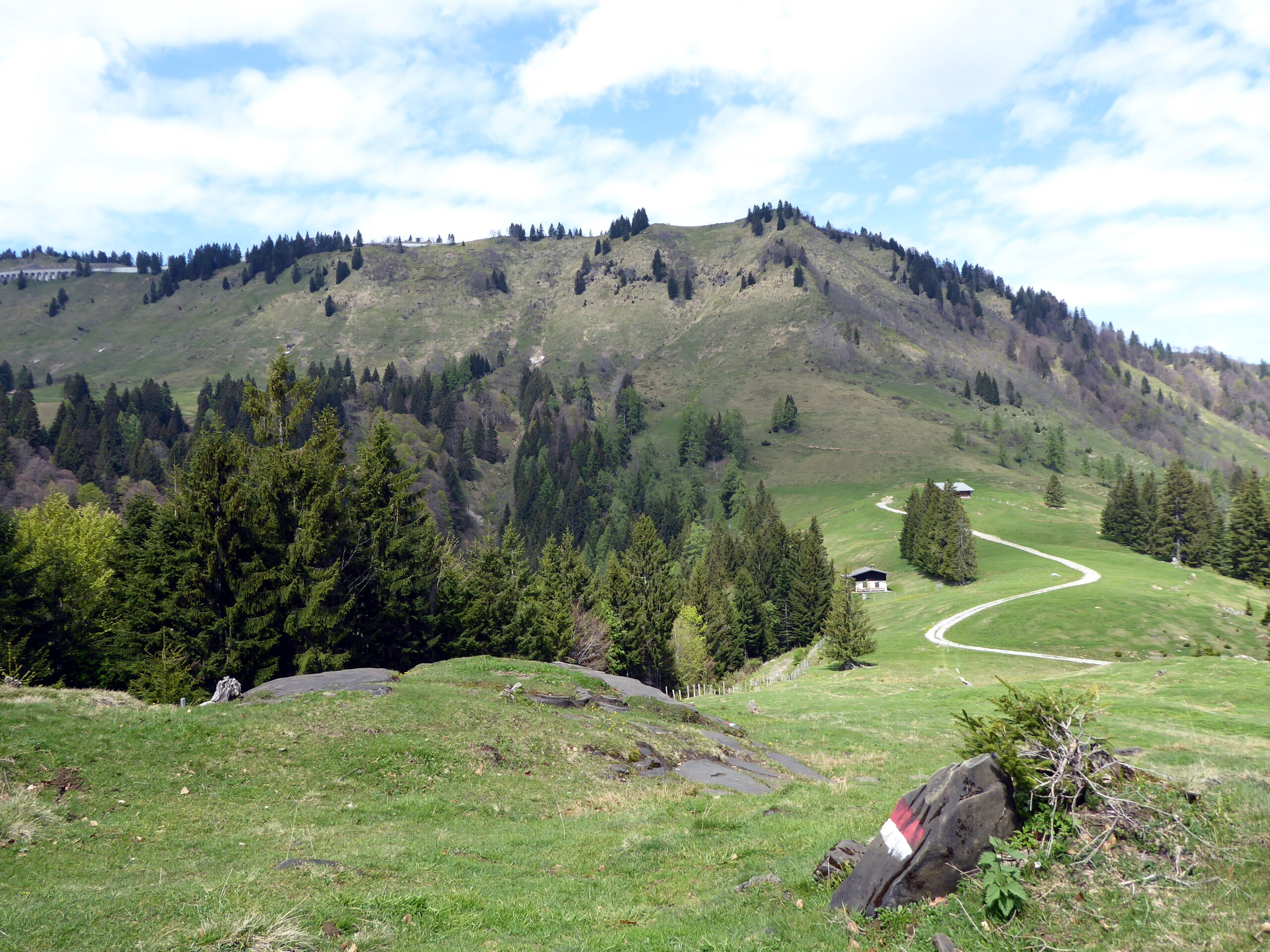 Im Bild Kuchler Skihütte mit Rossfeld im Hintergrund