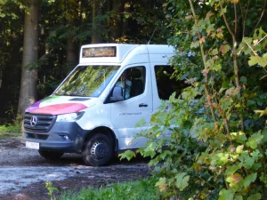 bei-der-umkehrhaltestelle-laimerbauer-in-der-tiefbrunnau-wartet-schon-der-bus-nach-faistenau