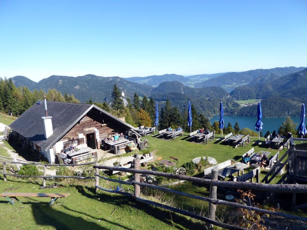 die-laerchenhuette-liegt-auf-knapp-ueber-1000-meter-seehoehe