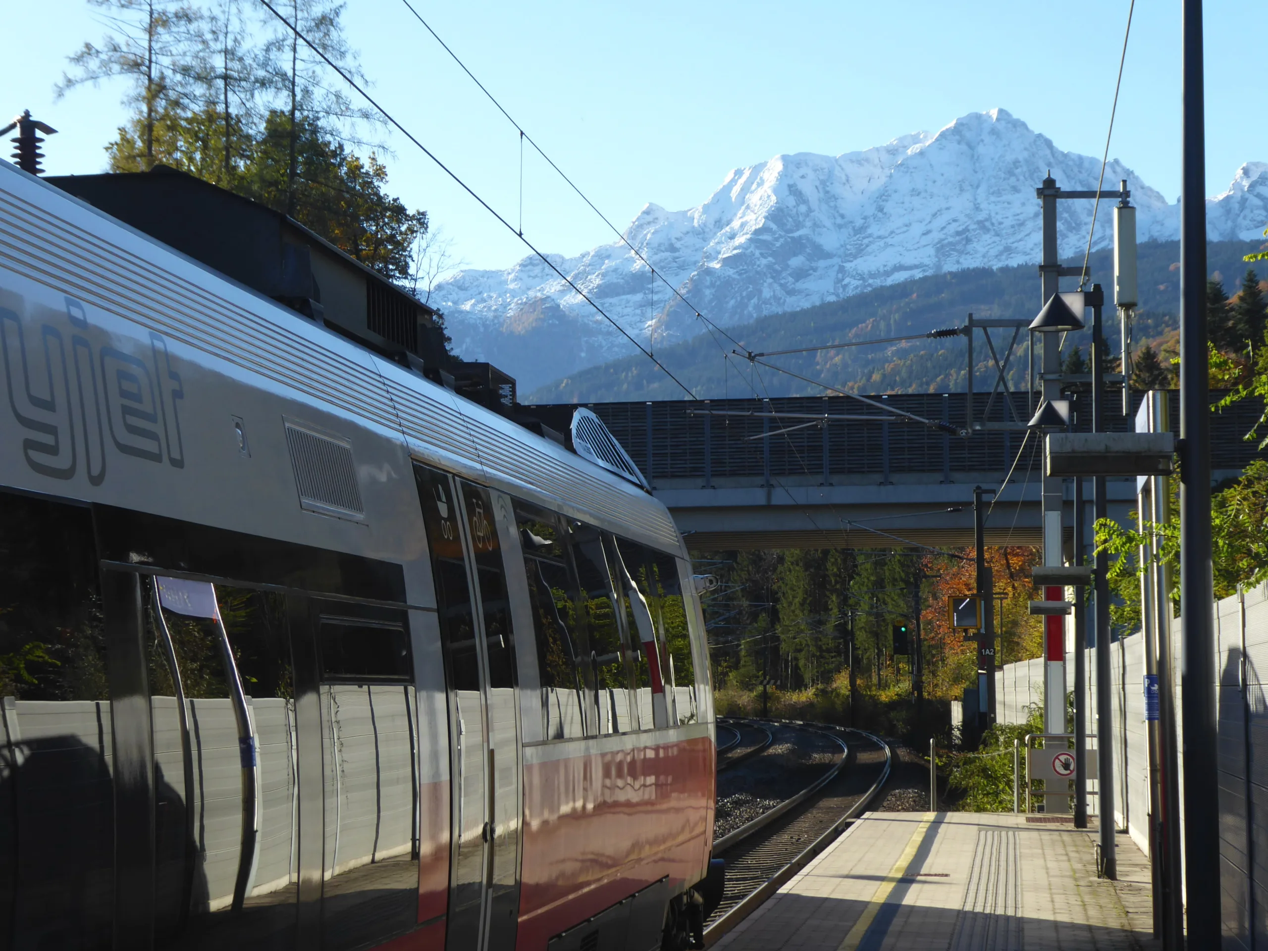 ein-feiner-zug-die-wanderung-beginnt-direkt-am-bahnhof-bad-vigaun