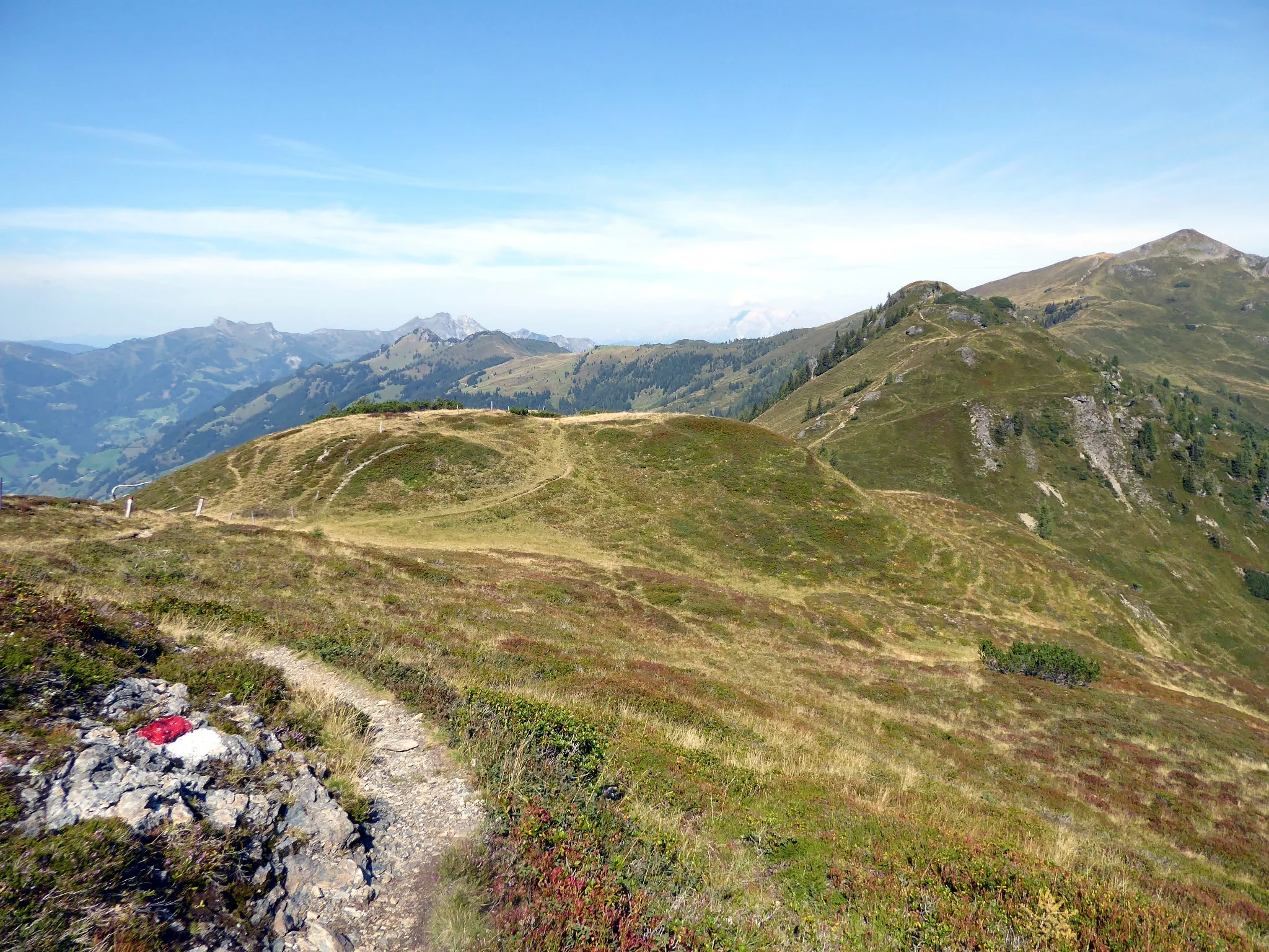 Der Kammweg führt in den Klaussattel. Am Horizont im Hintergrund zeichnet sich die Gründeggpyramide (2168 m) ab. Christian Heugl, Salzburg Verkehr