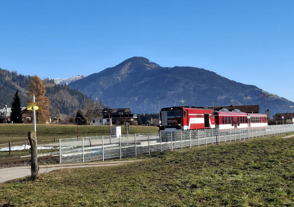 die-bahnhaltestelle-fuerth-kaprun-wird-von-der-pinzgaubahn-angefahren